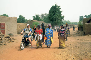 Le pays sénoufo à mobylette