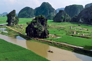 Marche et bateau en baie d'Halong