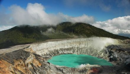 Randonnée tropicale entre volcans et océan